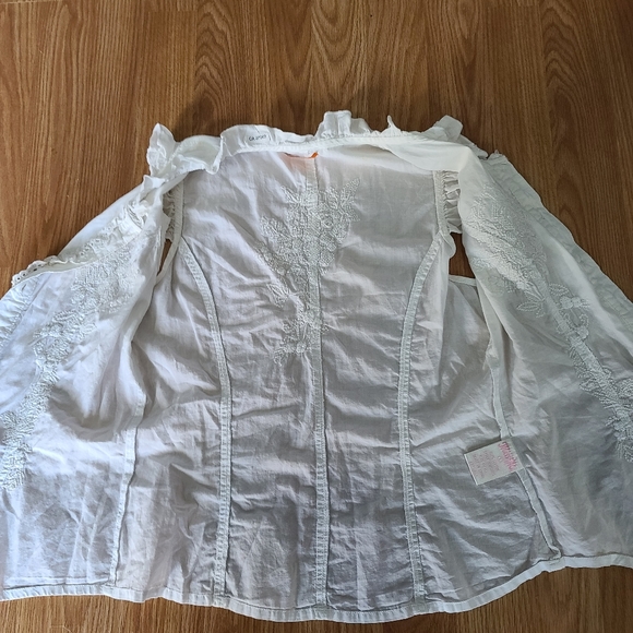 White summer blouse with pretty embroidery. - Picture 2 of 4